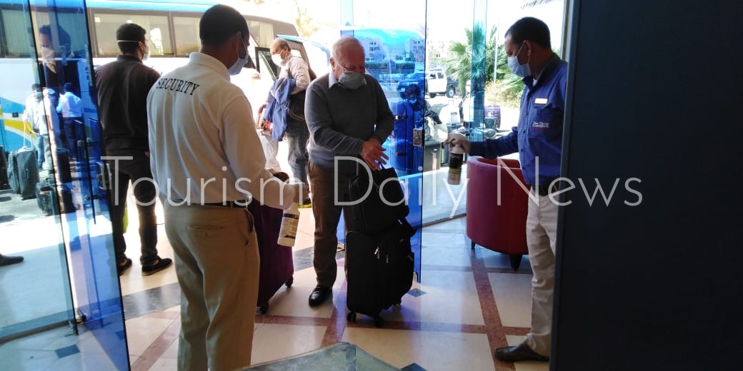 وزارة السياحة تستقبل الوفد الثاني من المصريين العائدين من واشنطن بالورود