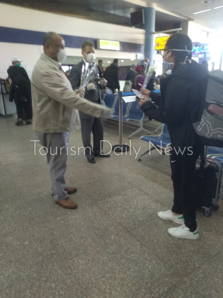 وزارة السياحة تستقبل الوفد الثاني من المصريين العائدين من واشنطن بالورود