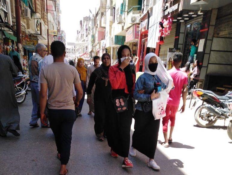 زحام شديد بالأسواق والمحلات وعدم مبالاة بكورونا في نجع حمادي