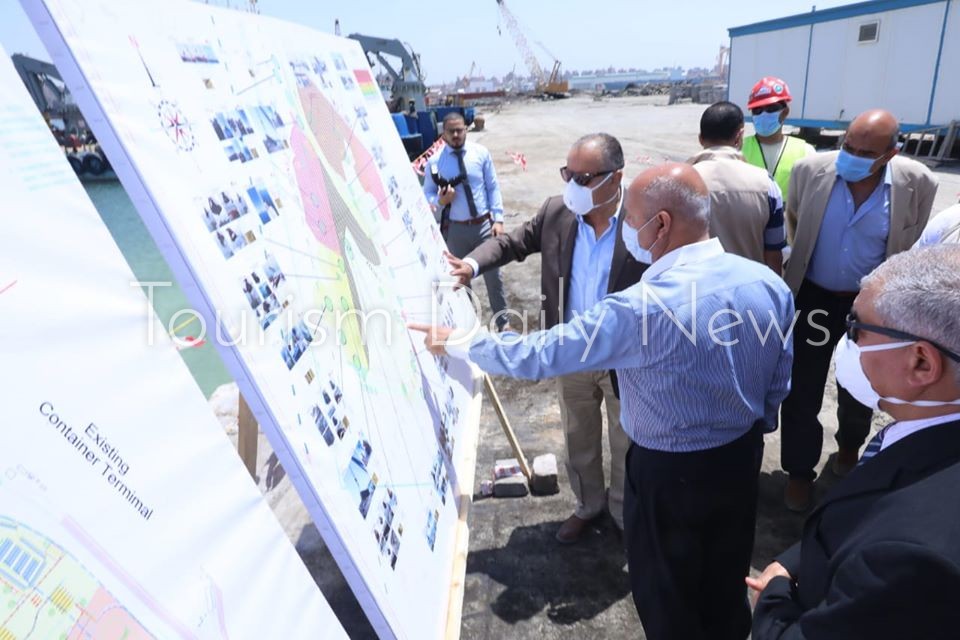 كامل الوزير في جولة تفقدية لميناء الاسكندرية