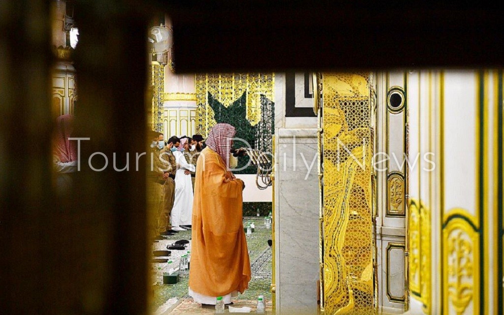 إقامة صلاة القيام بالمسجد النبوي في أولى ليالي العشر الأواخر .. بالصور