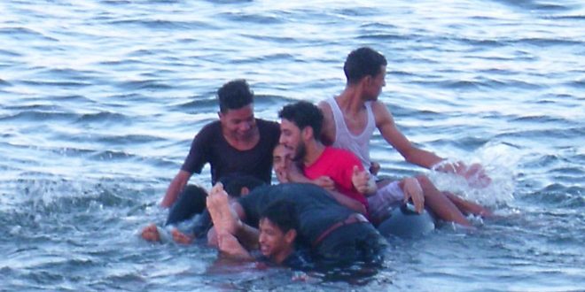 الإحتفال بالعيد في نهر النيل رغم التحذيرات .. صور