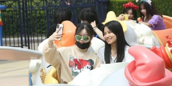 السلفي والهدايا التذكارية أبرز نشاطات الجماهير في ديزني لاند الصين