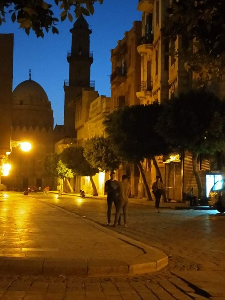 بدء أعمال تطوير ورفع كفاءة إضاءة شارع المعز لدين الله الفاطمي بالجمالية