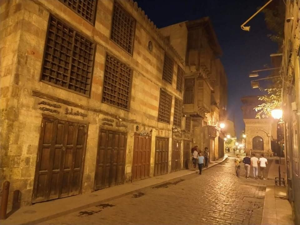 بدء أعمال تطوير ورفع كفاءة إضاءة شارع المعز لدين الله الفاطمي بالجمالية