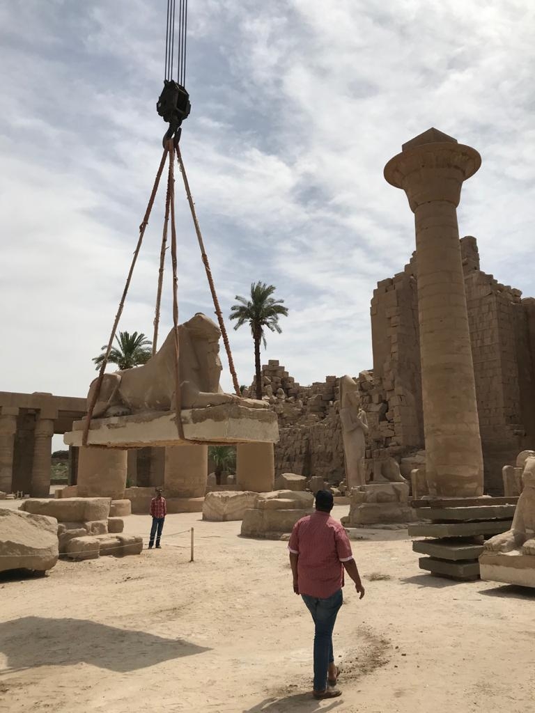 ترميم تماثيل الكباش الموجودة خلف معبد الكرنك