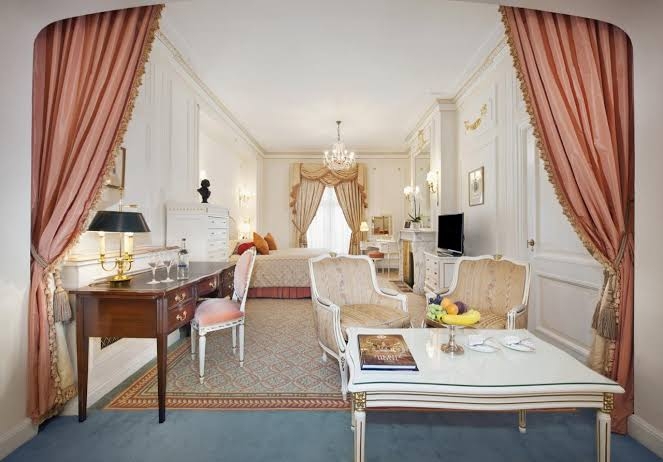 تفاصيل جديدة وشبهات تطال صفقة بيع فندق الريتز للأسرة الحاكمة فى قطر