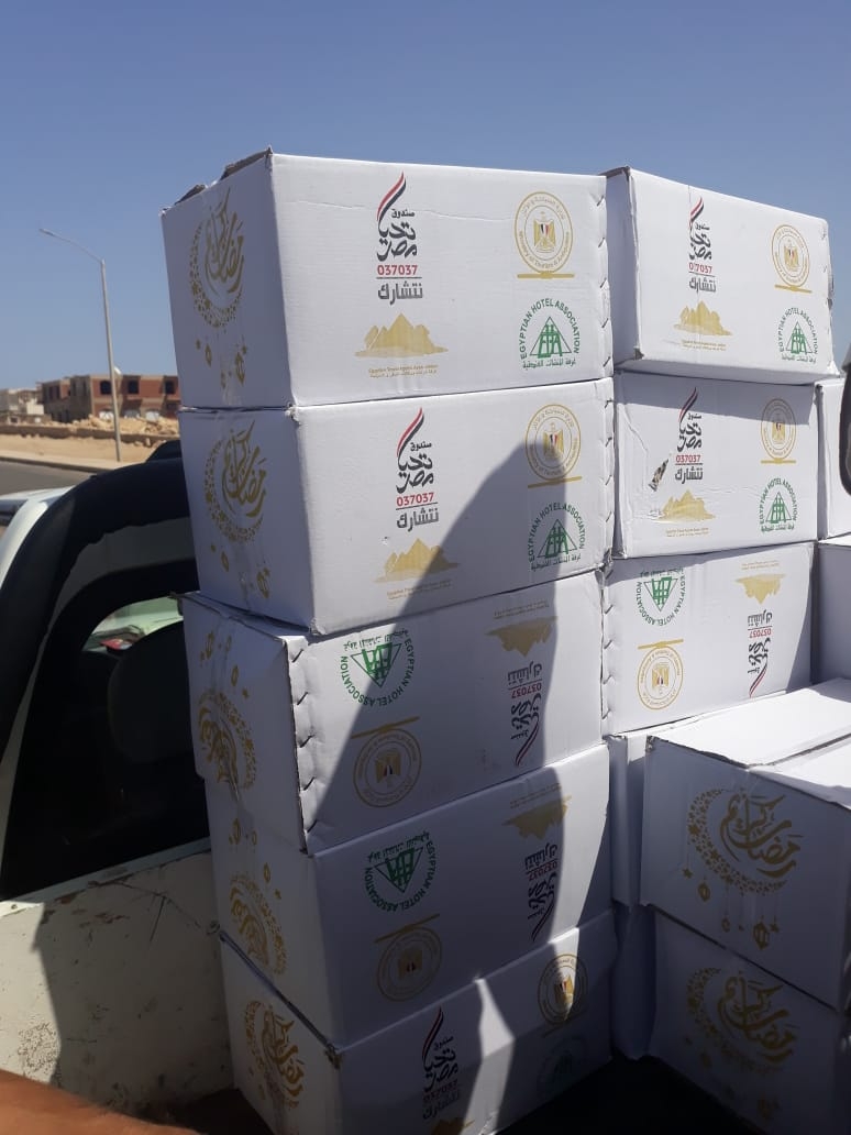 توزيع كراتين مواد غذائية على العاملين فى السياحة لإحتواء آثار كورونا
