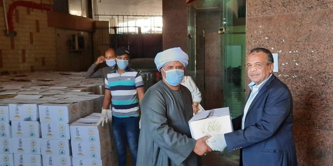 توزيع كراتين مواد غذائية على العاملين فى السياحة لإحتواء آثار كورونا
