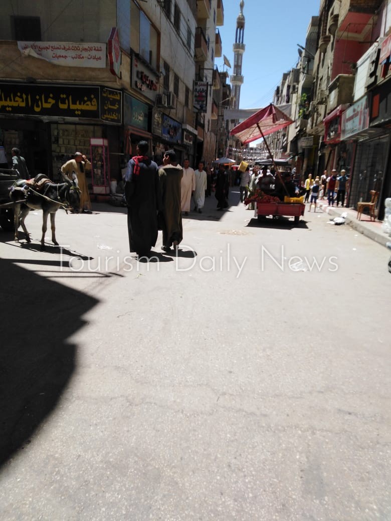 زحام شديد بالأسواق والمحلات وعدم مبالاة بكورونا في نجع حمادي