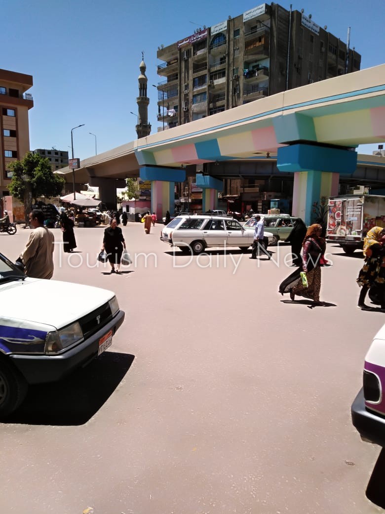 زحام شديد بالأسواق والمحلات وعدم مبالاة بكورونا في نجع حمادي