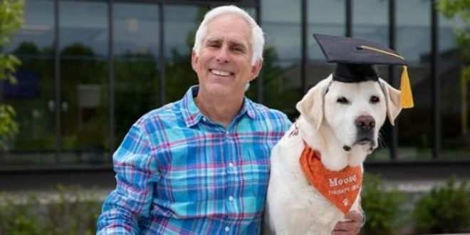 كلب يحصل علي الدكتوراة الفخرية من جامعة فيرجينيا