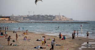 حصار كورونا انتهى .. واليونانيون خرجوا للشواطئ والمتنزهات