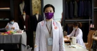 مصممة أزياء صينية تصنع كمامات من الحرير