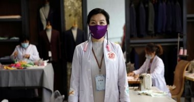 مصممة أزياء صينية تصنع كمامات من الحرير