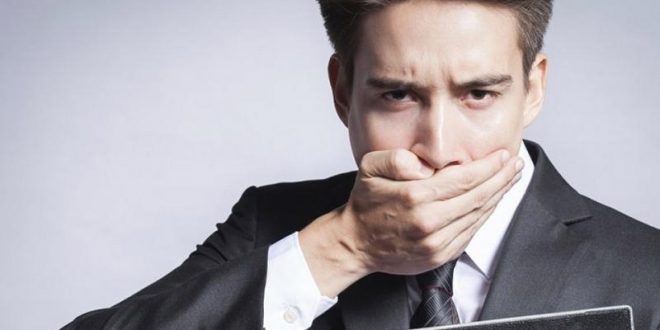 هكذا تتخلص من رائحة الفم الكريهة في رمضان وأثناء العمل