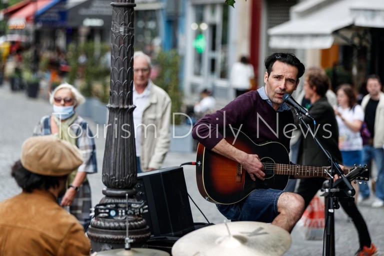 الفرنسيون يتجاهلون قواعد التباعد الاجتماعي في مهرجان الموسيقى 