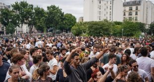 الفرنسيون يتجاهلون كورونا في مهرجان الموسيقى