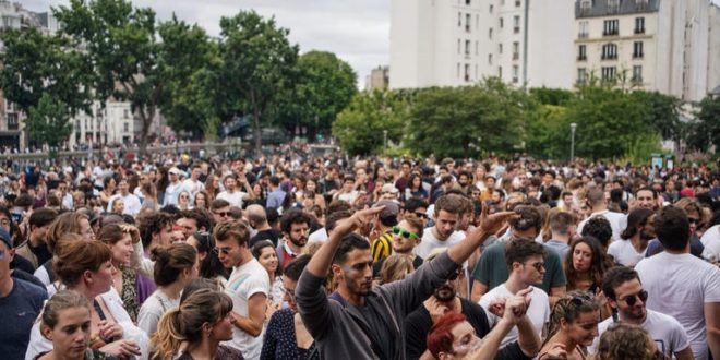 الفرنسيون يتجاهلون كورونا في مهرجان الموسيقى