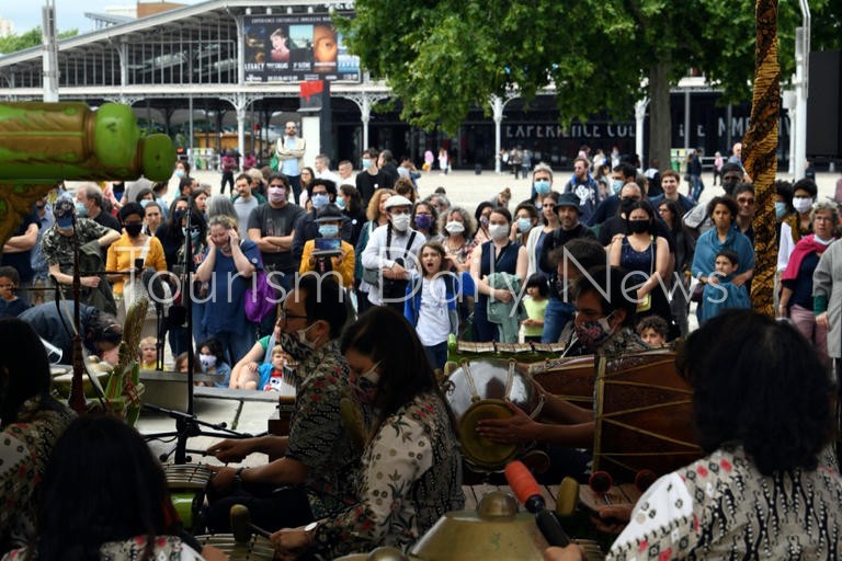 الفرنسيون يتجاهلون قواعد التباعد الاجتماعي في مهرجان الموسيقى