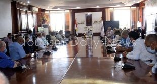 محافظ الأقصر يبحث مع ممثلى الشركات والفنادق خطة عودة السياحة