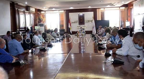 محافظ الأقصر يبحث مع ممثلى الشركات والفنادق خطة عودة السياحة