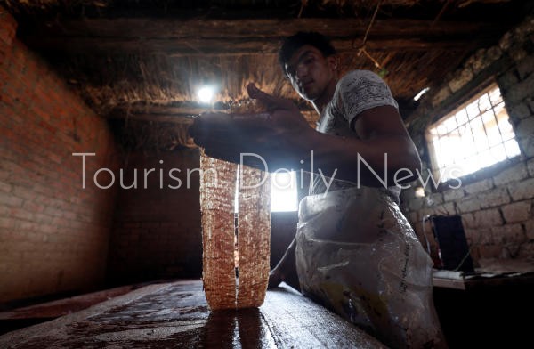 بالرغم من توقف السياحة .... سكان قرية مصرية يحافظون على صناعة ورق البردي
