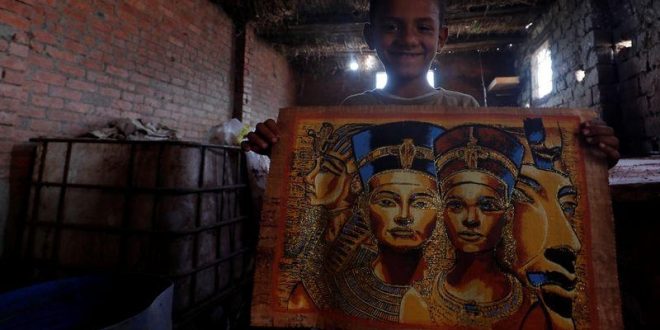 بالرغم من توقف السياحة .... سكان قرية مصرية يحافظون على صناعة ورق البردي