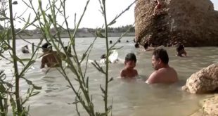 عدد من سكان بغداد يسبحون في نهر دجلة ليقتلون ملل كورونا