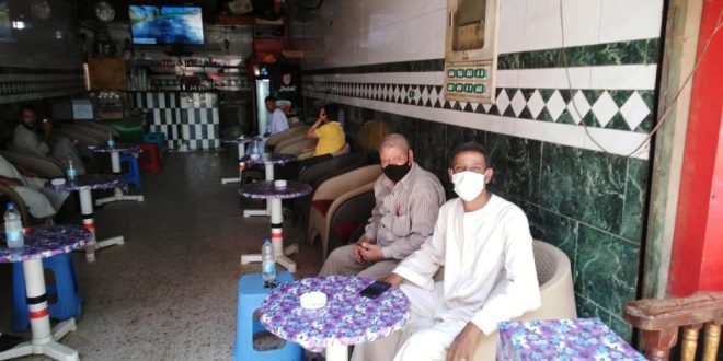 نجع حمادي تعود سيرتها الأولي والتزام تام بالكافيهات والمقاهي