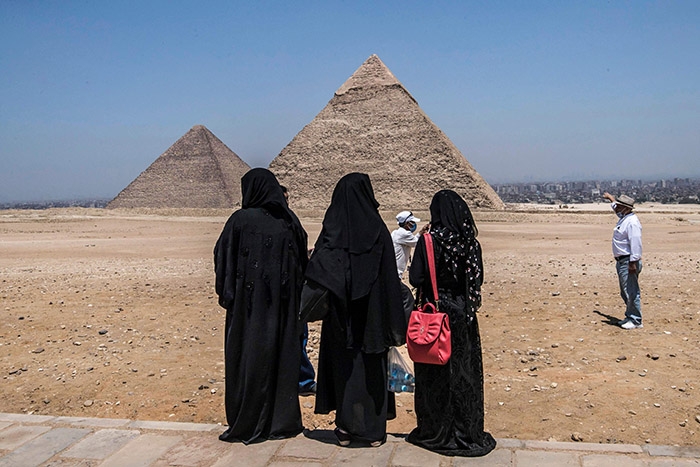 11 صورة تكشف العودة القوية للسياحة بمنطقة الأهرامات