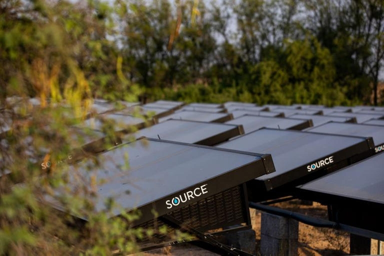 أول زجاجة مياه من الهواء تنتج من صحراء دبي 