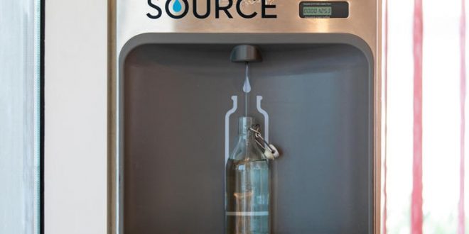 أول زجاجة مياه من الهواء تنتج من صحراء دبي