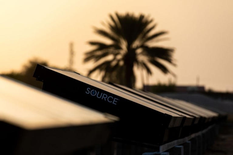 أول زجاجة مياه من الهواء تنتج من صحراء دبي 