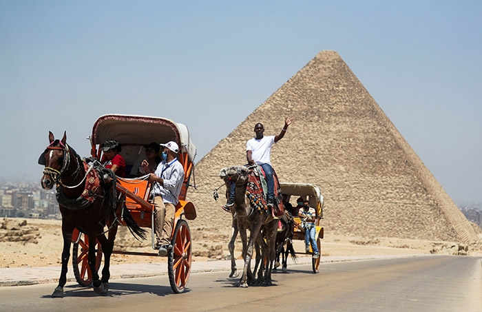 11 صورة تكشف العودة القوية للسياحة بمنطقة الأهرامات