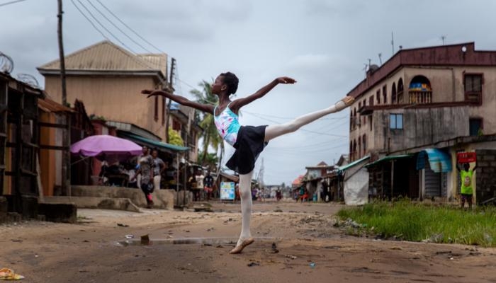 بالصور... تعليم الفقراء رقص الباليه في شوارع لاجوس مجانًا 
