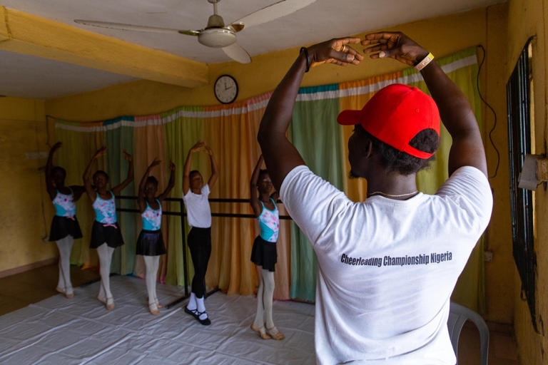 بالصور... تعليم الفقراء رقص الباليه في شوارع لاجوس مجانًا 