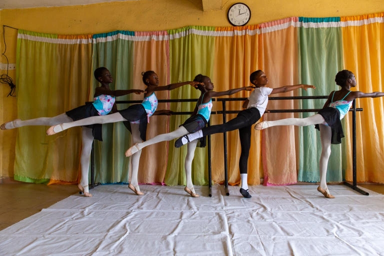 بالصور... تعليم الفقراء رقص الباليه في شوارع لاجوس مجانًا 