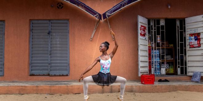 بالصور... تعليم الفقراء رقص الباليه في شوارع لاجوس مجانًا