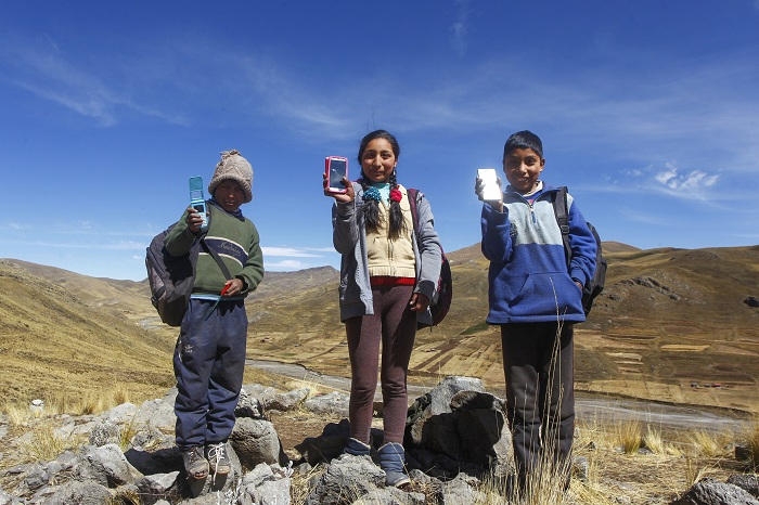 تسلق جبال الأنديز يوميًا للتعلم عن بُعد بسبب كورونا ... الصور