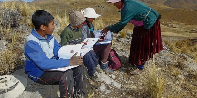 تسلق جبال الأنديز يوميًا للتعلم عن بُعد بسبب كورونا ... الصور