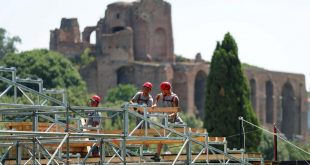 كورونا يحول مسرح سباقات العجلات الحربية القديمة إلى دار أوبرا في روما