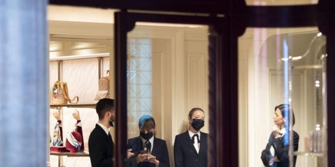 باريس تطلق أسبوع الموضة لأول مرة دون عروض بسبب فيروس كورونا