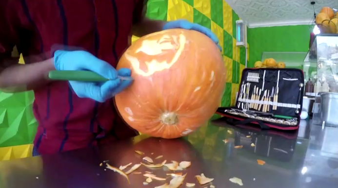 نحت صور وأشكال على البطيخ والقرع لجذب الزبائن 