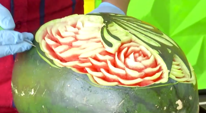 نحت صور وأشكال على البطيخ والقرع لجذب الزبائن 