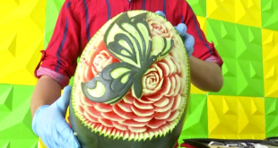 نحت صور وأشكال على البطيخ والقرع لجذب الزبائن