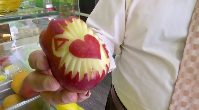 نحت صور وأشكال على البطيخ والقرع لجذب الزبائن 