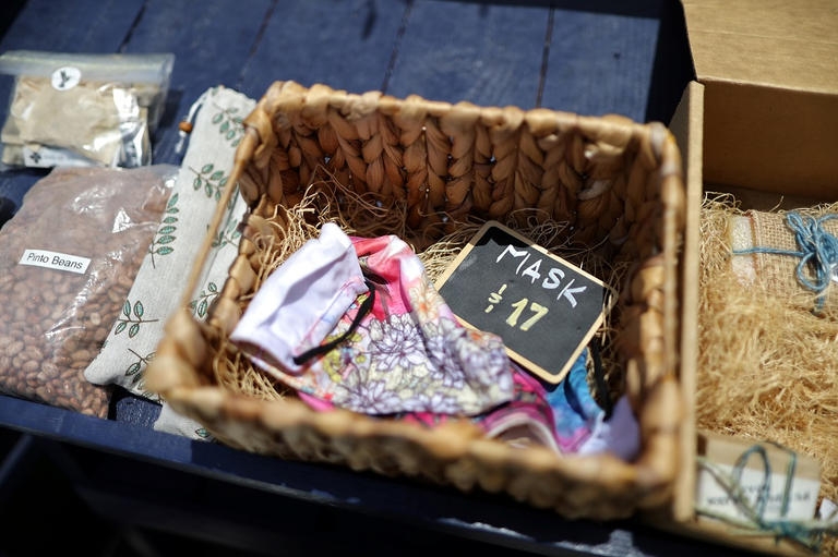 بالصور... مقهى يستخدم صوبات زجاجية ويتغلب على كورونا