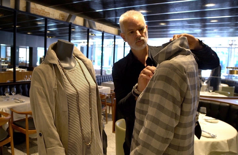مطعم يعرض الملابس على تماثيل بين الطاولات بهدف البيع والحفاظ على التباعد