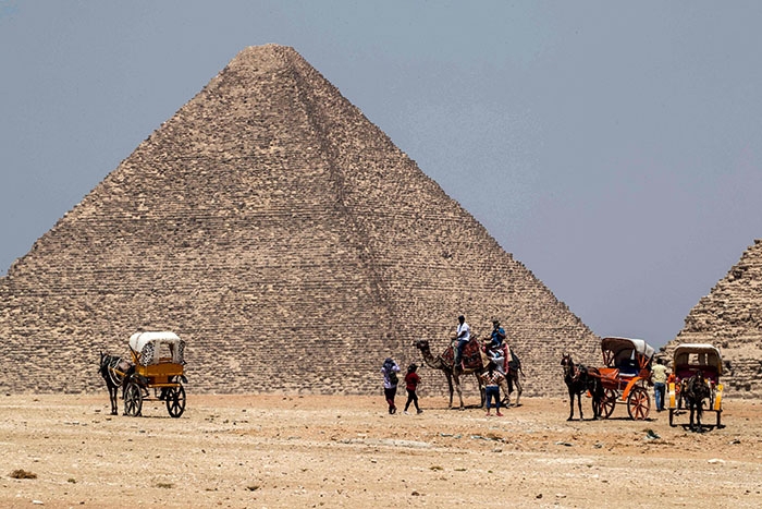 11 صورة تكشف العودة القوية للسياحة بمنطقة الأهرامات